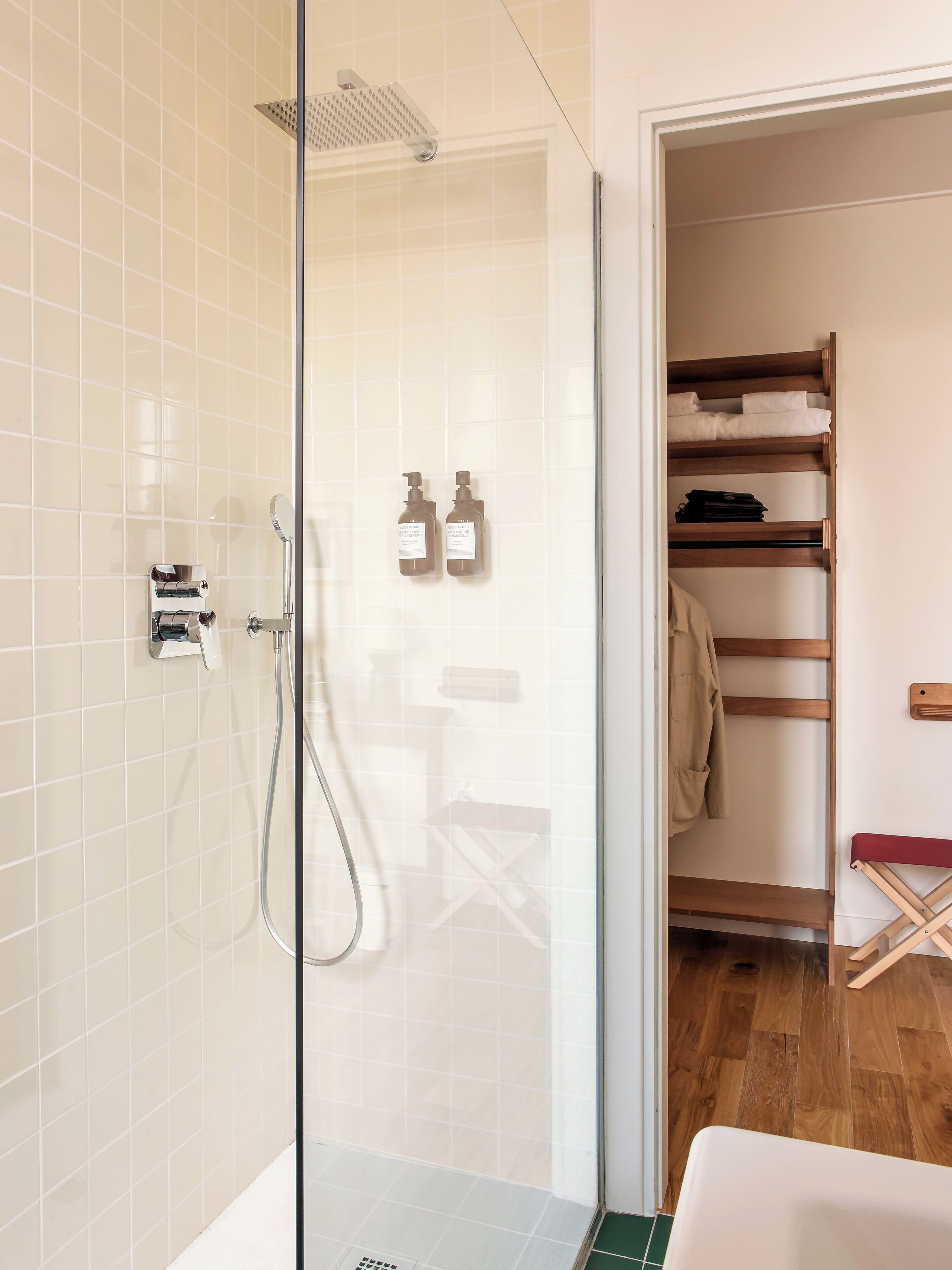Een douche, een haardroger, handdoeken, zeep
