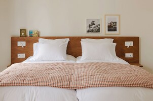 Ropa de cama de alta calidad, colchones con pillow-top y escritorio