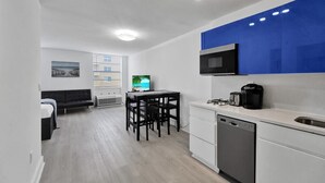 A compact living space with a kitchenette, a dining area, and a bed. - Ocean Dr 1BR Miami Beach Getaway (Miami Beach)