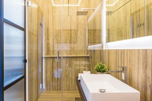 Dusche, Haartrockner, Bidet, Handtücher