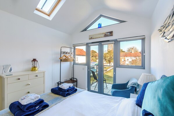 1 bedroom, iron/ironing board, WiFi, bed sheets - On the High Street (Southwold)