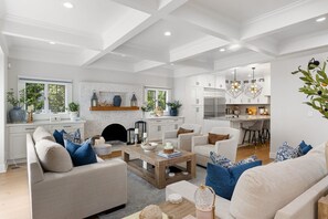 Smart TV, DVD player, books, video library - Resort-Style*Pool*Spa*Gym*Sports*Office*BBQ*DogOk (Los Angeles)