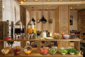 Free daily buffet breakfast  - Sarhad Hotel (Bukhara)