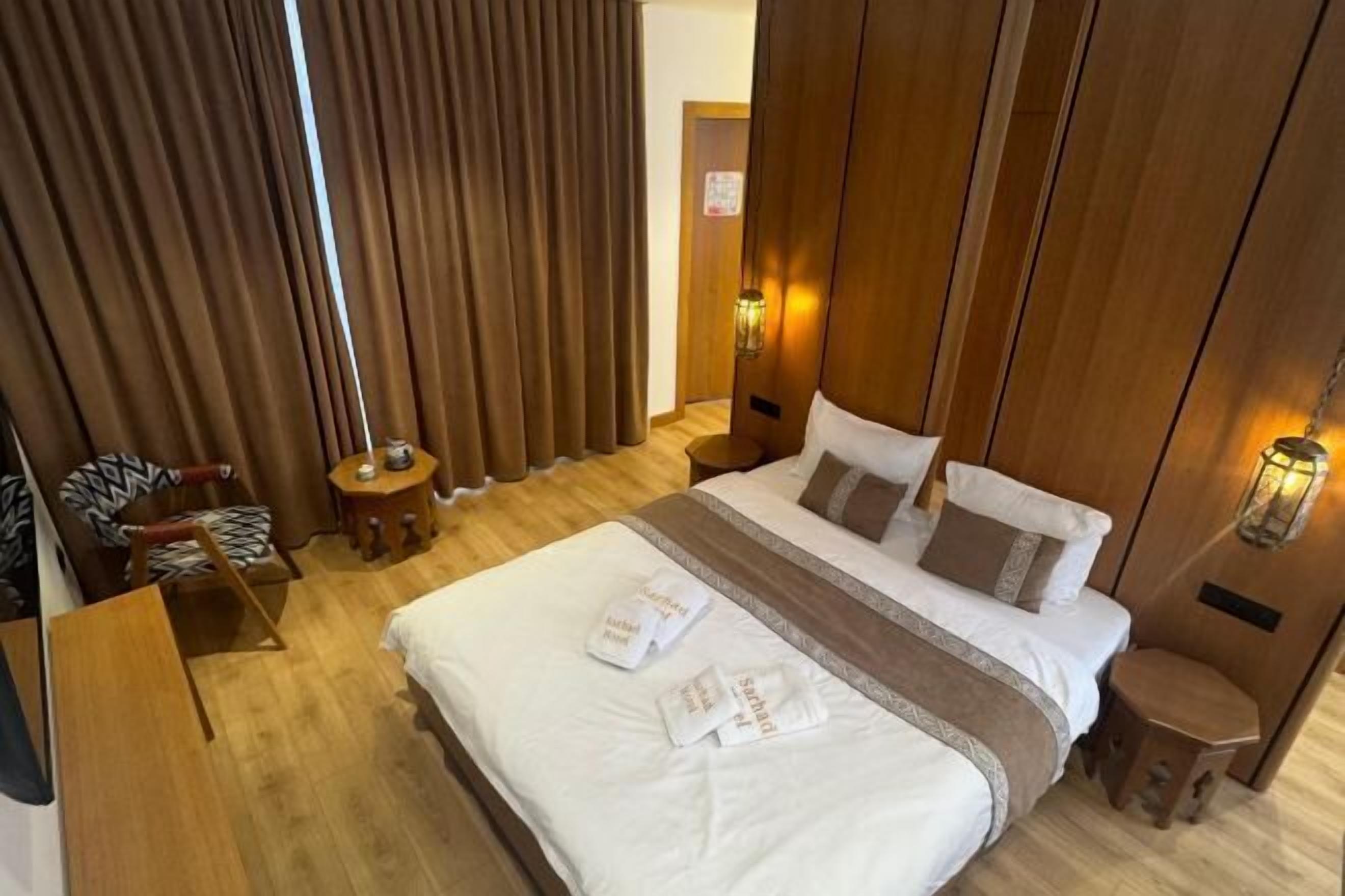 Rideaux occultants, chambres insonorisées, fer et planche à repasser