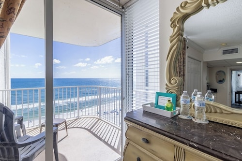 Beachfront King Suite Balcony + Jacuzzi