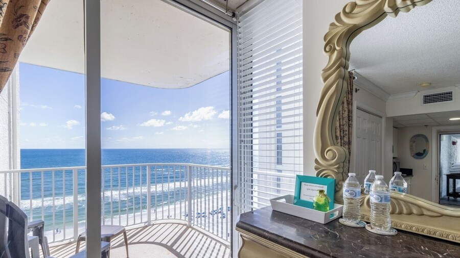 Beachfront King Suite Balcony + Jacuzzi