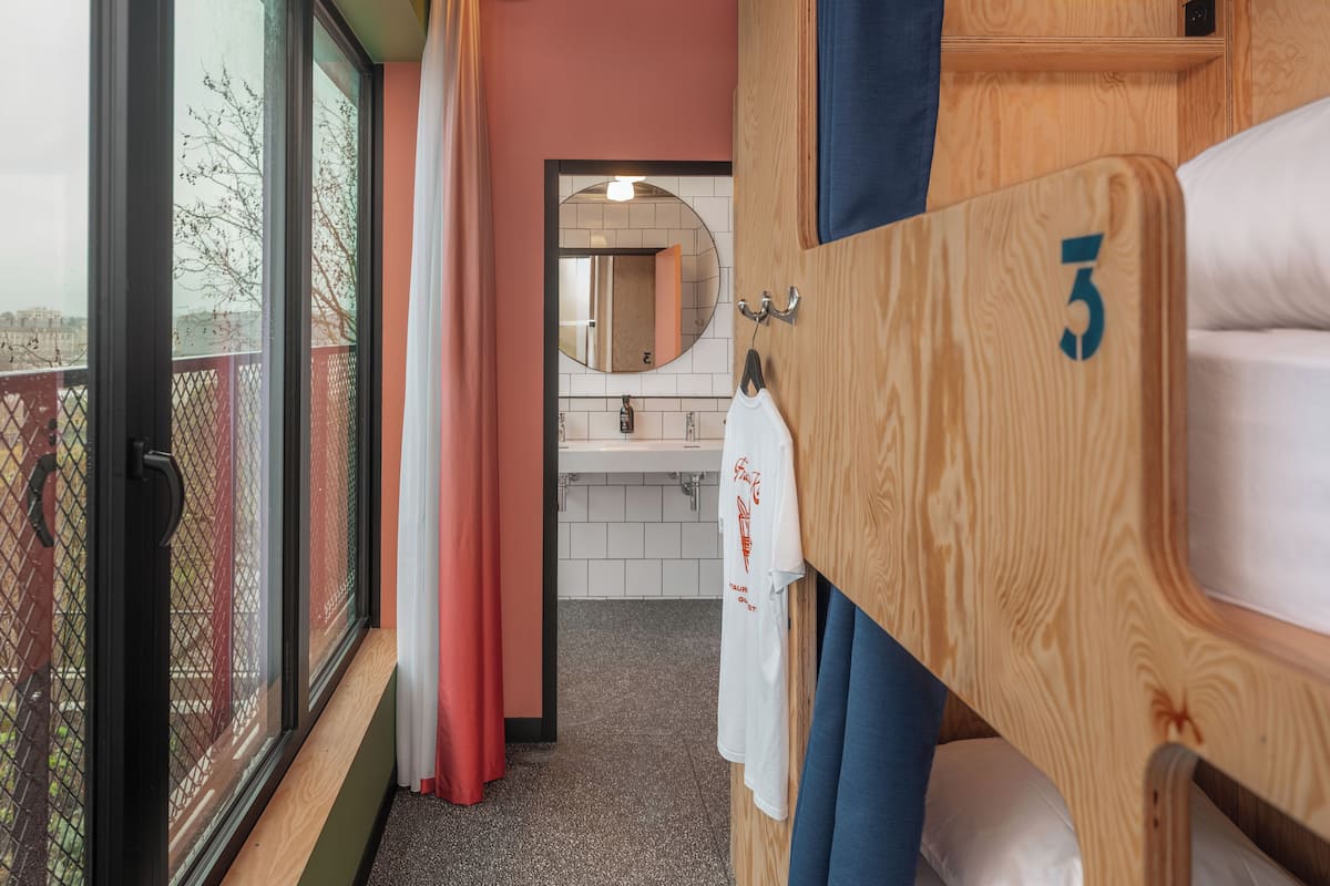 Soundproofing, free WiFi, bed sheets