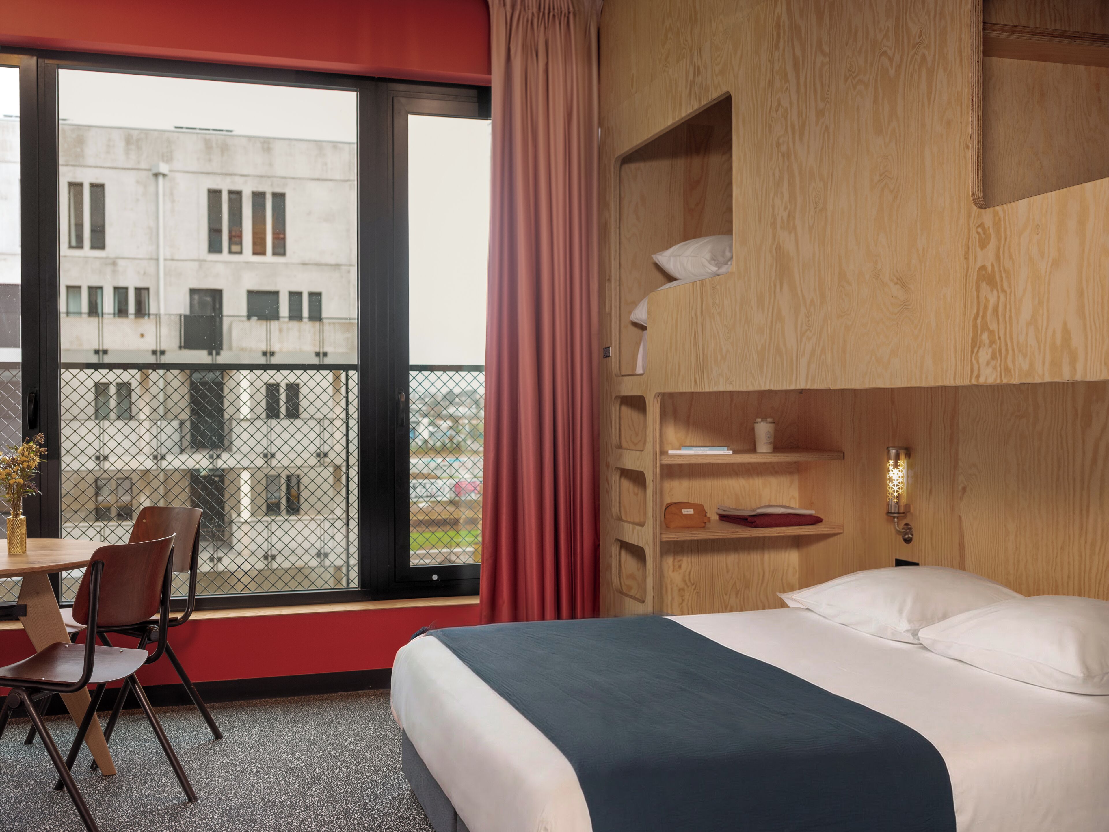 四人房 | 隔音、免费 WiFi、床单