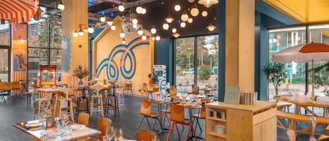 Tägliches Frühstücksbuffet (11 EUR pro Person)