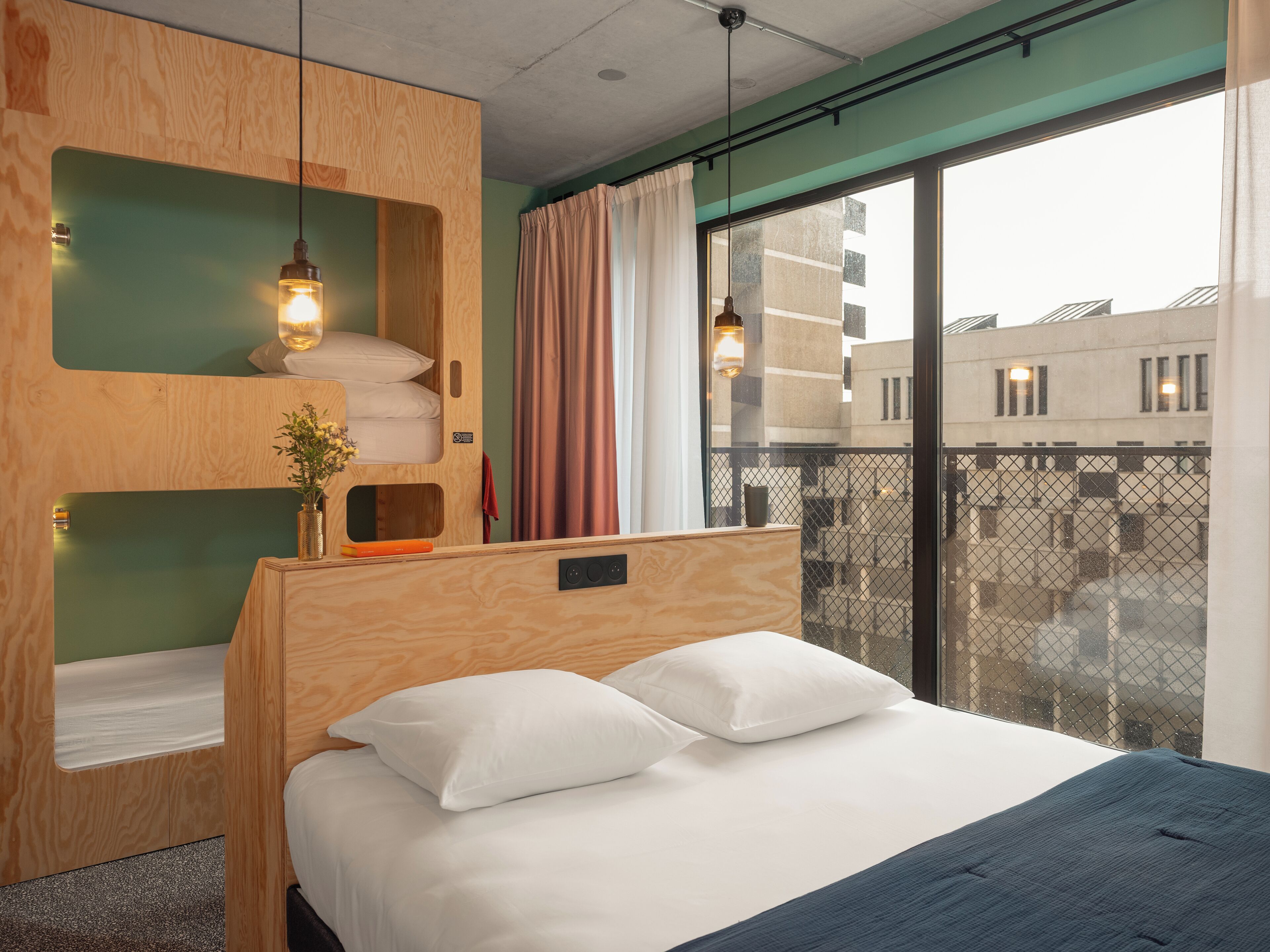 独特四人房 | 隔音、免费 WiFi、床单