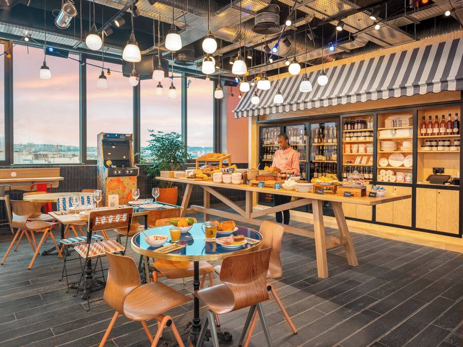 Petit déjeuner buffet (11 EUR par personne)