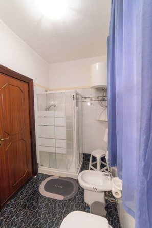 Dusche, Haartrockner, Bidet, Handtücher