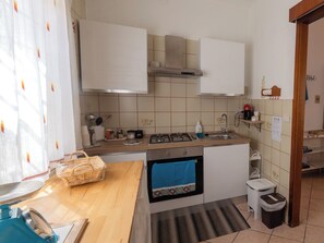 Kylskåp, mikrovågsugn, ugn och spishäll