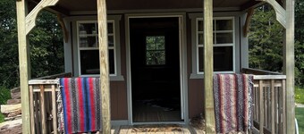 The Cowboy Cabin, secluded and peaceful, only 5 min from town & sleeps 4.