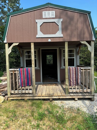 The Cowboy Cabin, secluded and peaceful, only 5 min from town & sleeps 4.