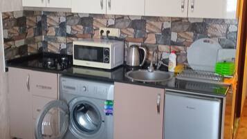 Een koelkast, een magnetron, een kookplaat, een waterkoker