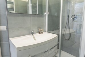 Hair dryer, bidet, towels, toilet paper