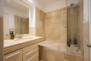 Haartrockner, Handtücher, Seife, Toilettenpapier