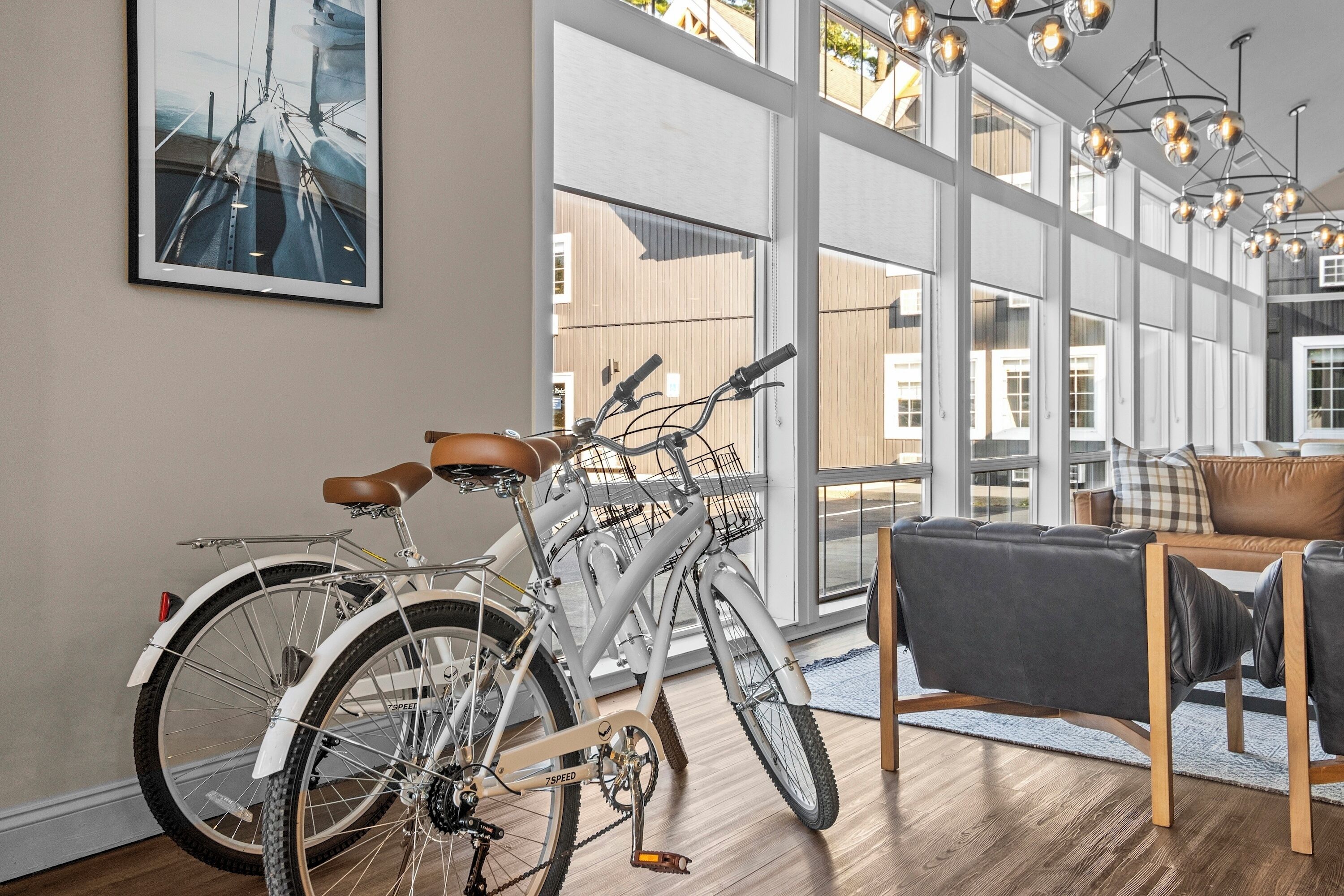 Un interior moderno con bicicleta, ventanas amplias y una zona de estar acogedora.