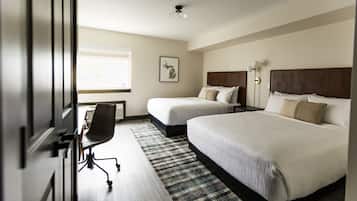 Habitació doble, 2 llits de matrimoni (Self Check-in with Virtual Front Desk) | Escriptori i roba de llit