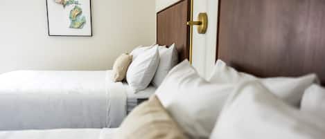 Camera doppia, 2 letti queen (Self Check-in with Virtual Front Desk) | Una scrivania, lenzuola