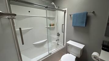 Dusche, Haartrockner, Handtücher, Seife