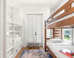 5 bedrooms, iron/ironing board, WiFi, bed sheets
