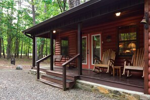 Exterior detail - Easy Lake Access, Timberland cabin (Broken Bow)