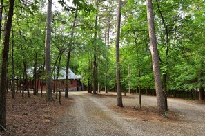Property grounds - Easy Lake Access, Timberland cabin (Broken Bow)