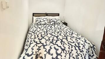 1 slaapkamer, een strijkplank/strijkijzer, wifi, beddengoed