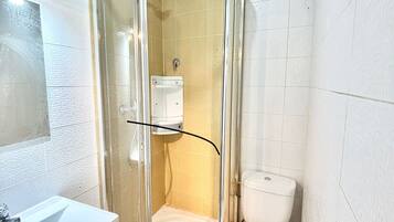 Een haardroger, handdoeken, zeep, toiletpapier