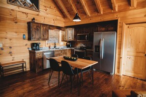 Fridge, microwave, oven, stovetop - Amazing mountain view!5-star cabin,Modern,Minutes to BR&EJ,Hot tub,Games (Blue Ridge)