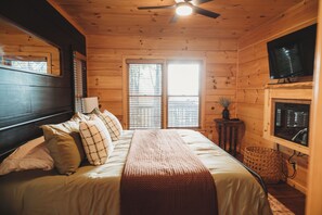 2 soverom, skrivebord, strykejern/-brett og reiseseng for barn