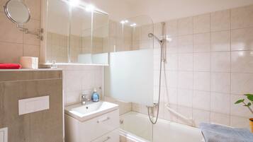SĂšche-cheveux, serviettes fournies, savon, papier toilette
