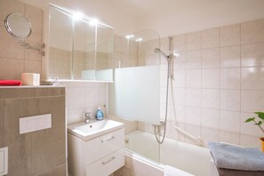 Haartrockner, Handtücher, Seife, Toilettenpapier