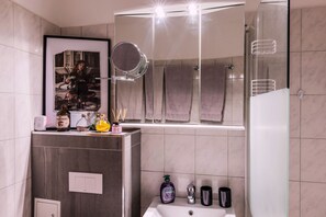 Haartrockner, Handtücher, Seife, Toilettenpapier