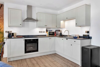 On the High Street - Bramley House Apartment
1 Bed apartment with Balcony