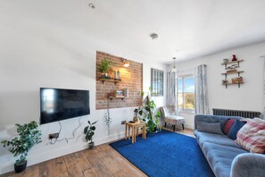 Smart TV - On the High Street - Bramley House Apartment
1 Bed apartment with Balcony (Southwold)