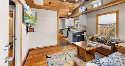 Walkable Urban Retreat. Remodeled 1920 Gem in Heart of Midtown-Walk to Breweries
