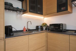 Réfrigérateur, micro-ondes, plaque de cuisson, lave-vaisselle