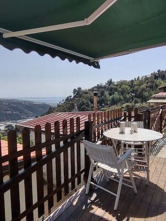Outdoor dining. Bungalow Sixdays 3 with outdoor hot tub.