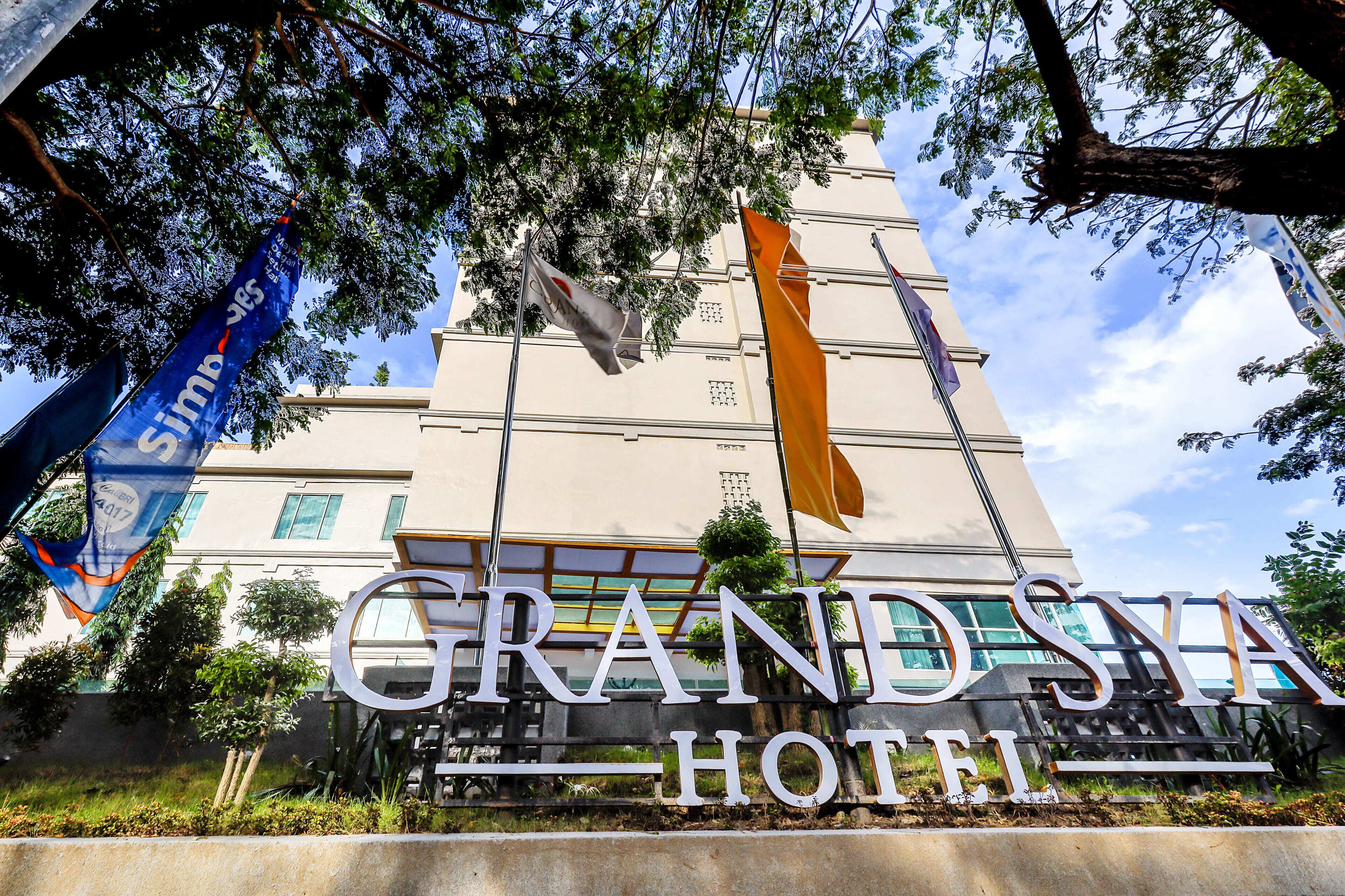 Grandia Hotels fasad med hotellets namn tydligt utskrivet i stora bokstäver.