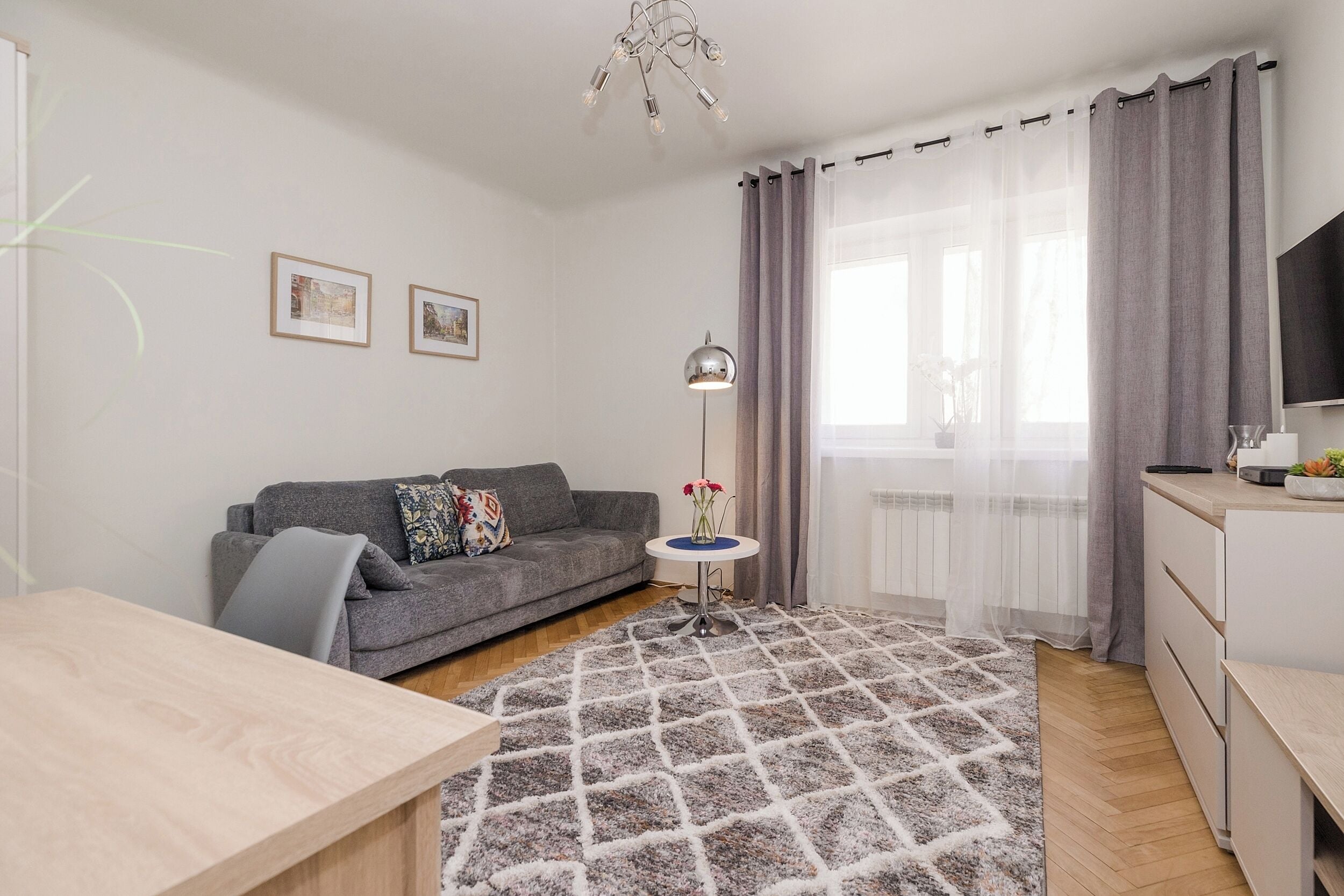 Màn/rèm cản sáng, bàn ủi/dụng cụ ủi quần áo 