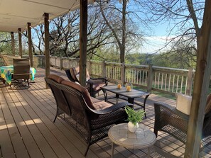 Outdoor dining - Peacful 4-bedroom home just outisde Missouri Valley and 25 minutes from Omaha (Missouri Valley)
