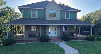 Peacful 4-bedroom home just outisde Missouri Valley and 25 minutes from Omaha