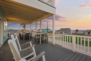 Outdoor dining - Heated Pool-Hot Tub / 6 Bed 6 Bath / Steps to Beach (Jamaica Beach)
