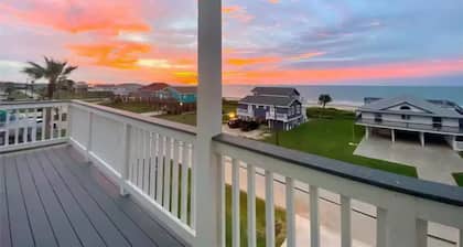 Heated Pool-Hot Tub / 6 Bed 6 Bath / Steps to Beach