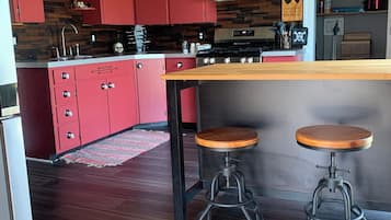 Køleskab, mikrobølgeovn, ovn, kogeplade