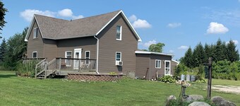 Charming 3-bedroom farmhouse in Harbor Beach