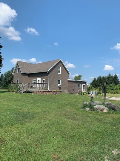 Charming 3-bedroom farmhouse in Harbor Beach